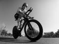 Cycliste sur velo de route vu d'en bas