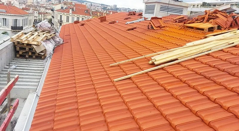 Pose de tuiles de Marseille sur une résidence neuve à Antibes — photo 18 sur 18 — CEG TOITURE