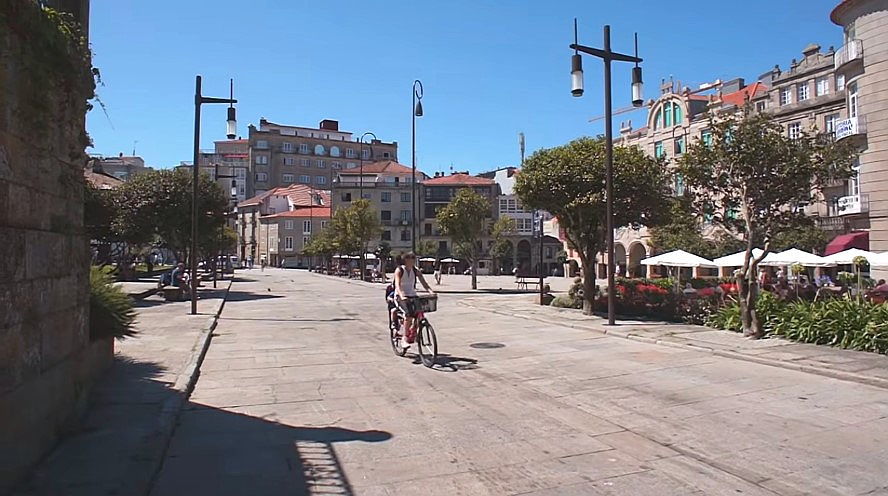  Pontevedra, España
- Plaza de Ferreira, Pontevedra.jpg