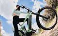 Vélotafeur sur un vélo électrique