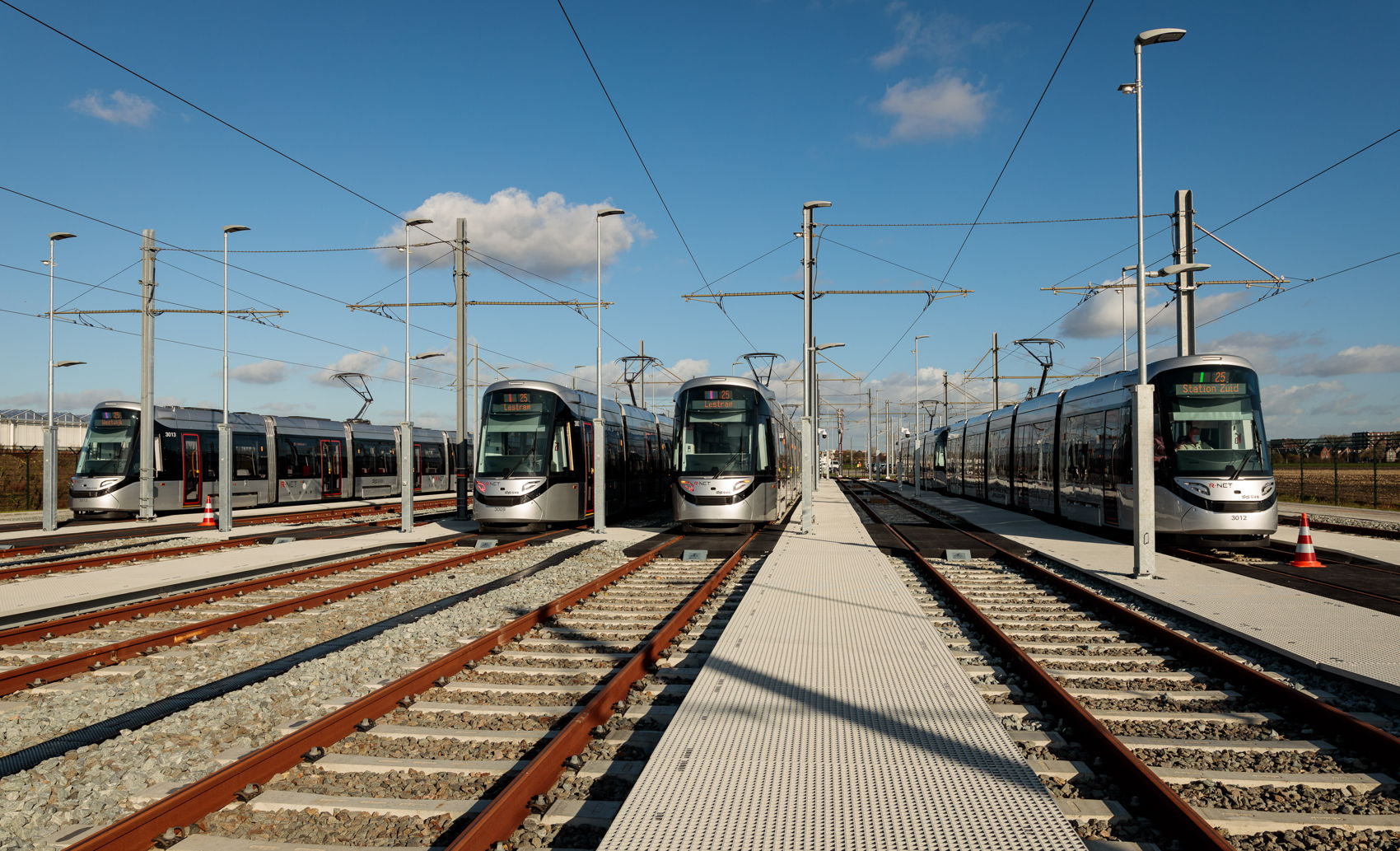 Als ze niet rijden staan de gekoppelde 15G trams allemaal keurig in het gelid op het opstelterrein. Als ze niet rijden staan de gekoppelde 15G trams allemaal keurig in het gelid op het opstelterrein.