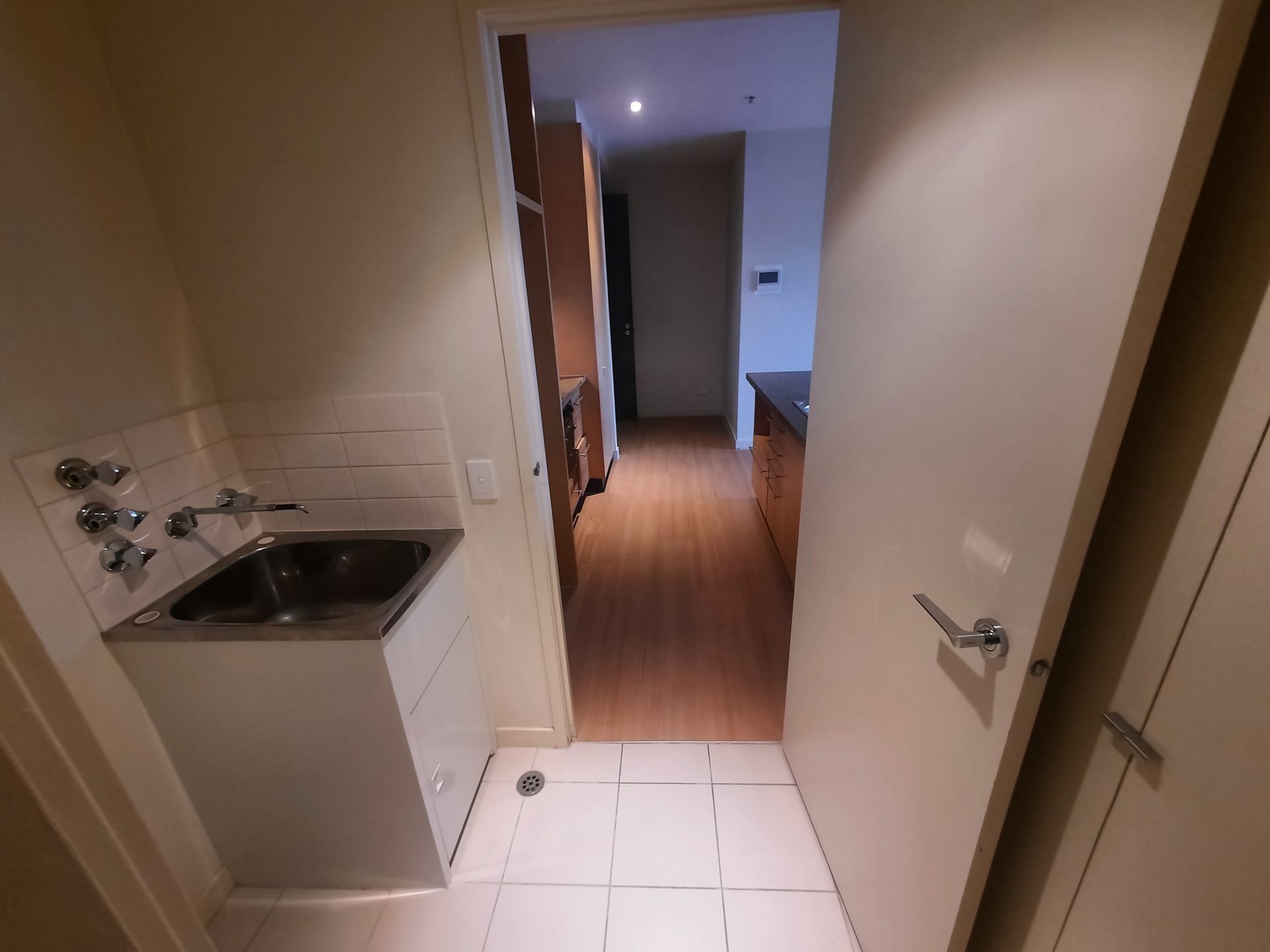 FOR RENT- Executive living in the celebrated Clarendon Towers!!! - Image 4