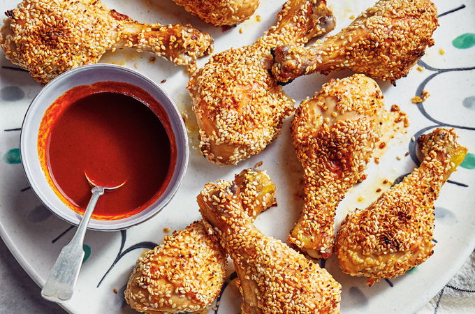 Pilons de poulet croustillants au sésame et sauce épicée au citron