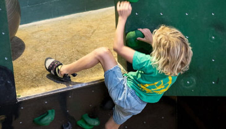 stuntwerk köln kind an kletterwand