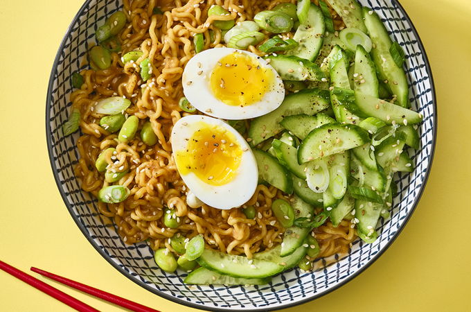 Nouilles ramen et oeufs mollets, sauce à l’arachide