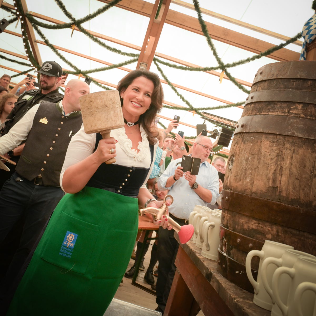 Das Bild zeigt Tourismusministerin Michaela Kaniber beim Anzapfen der „Oidn Wiesn“ auf dem Münchner Oktoberfest im September 2024.