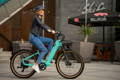 Femme sur vélo électrique en ville
