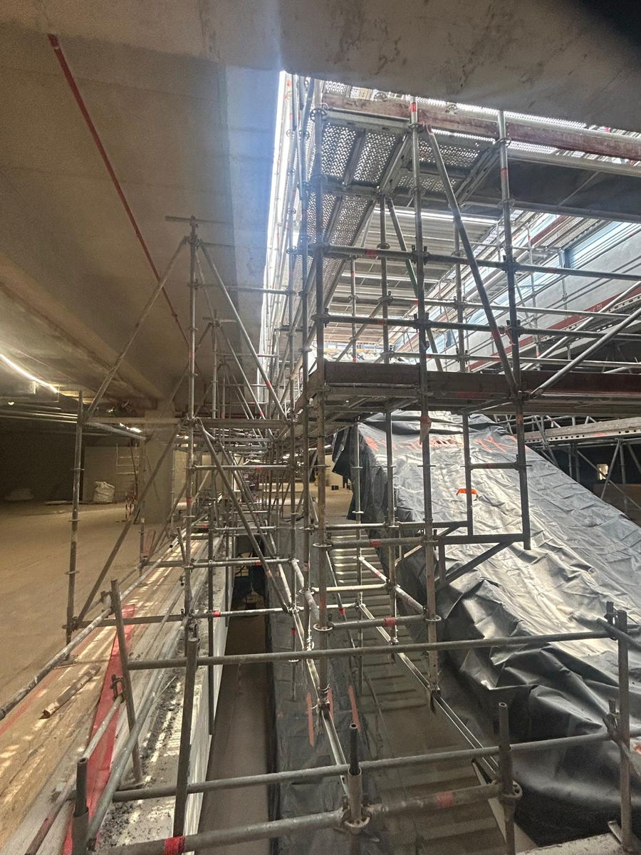 Galeries Lafayette Bron : l'échafaudage en encorbellement redéfinit l'accès — photo 2
