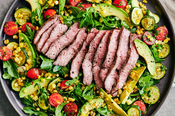 Salade de bœuf grillé, de courgettes et de maïs