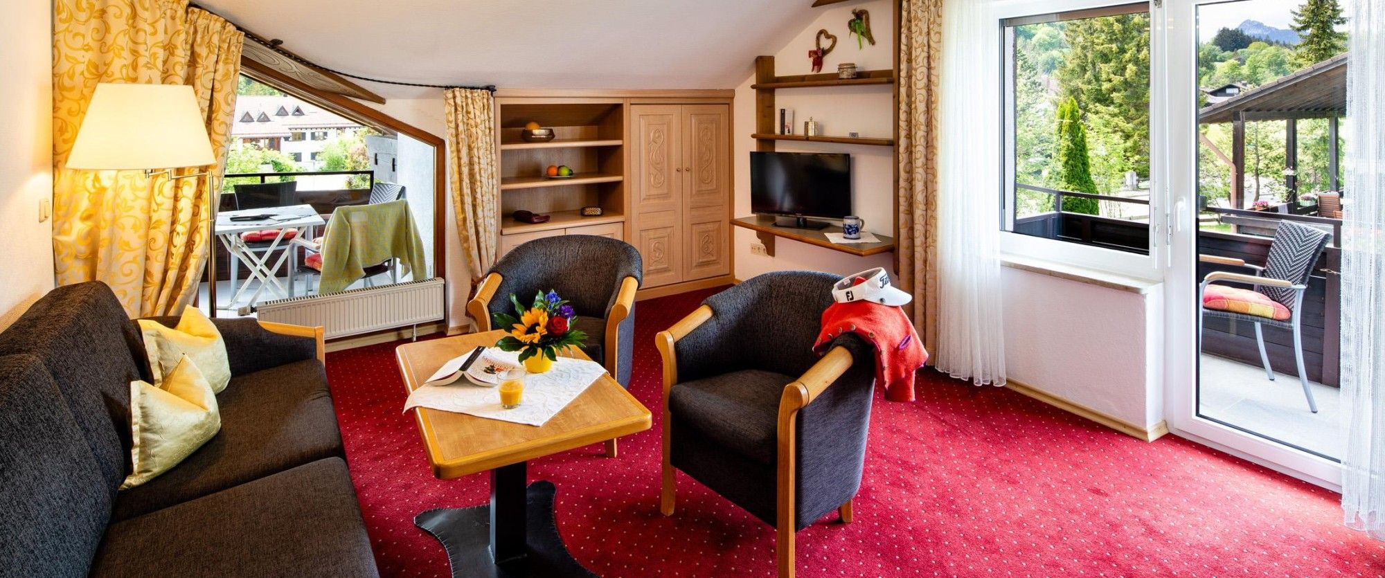 Geräumiger Wohnbereich in der 60m² Ferienwohnung im Dachgeschoss für 2-4 Personen