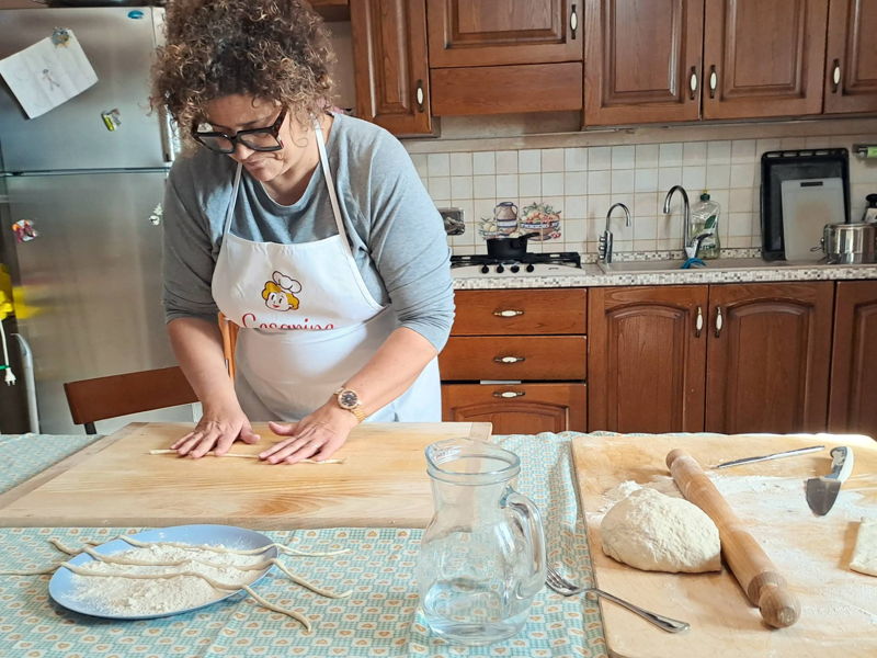Cours de cuisine Villastrada: Les mains dans la pâte entre saveur et tradition : Pici al ragù