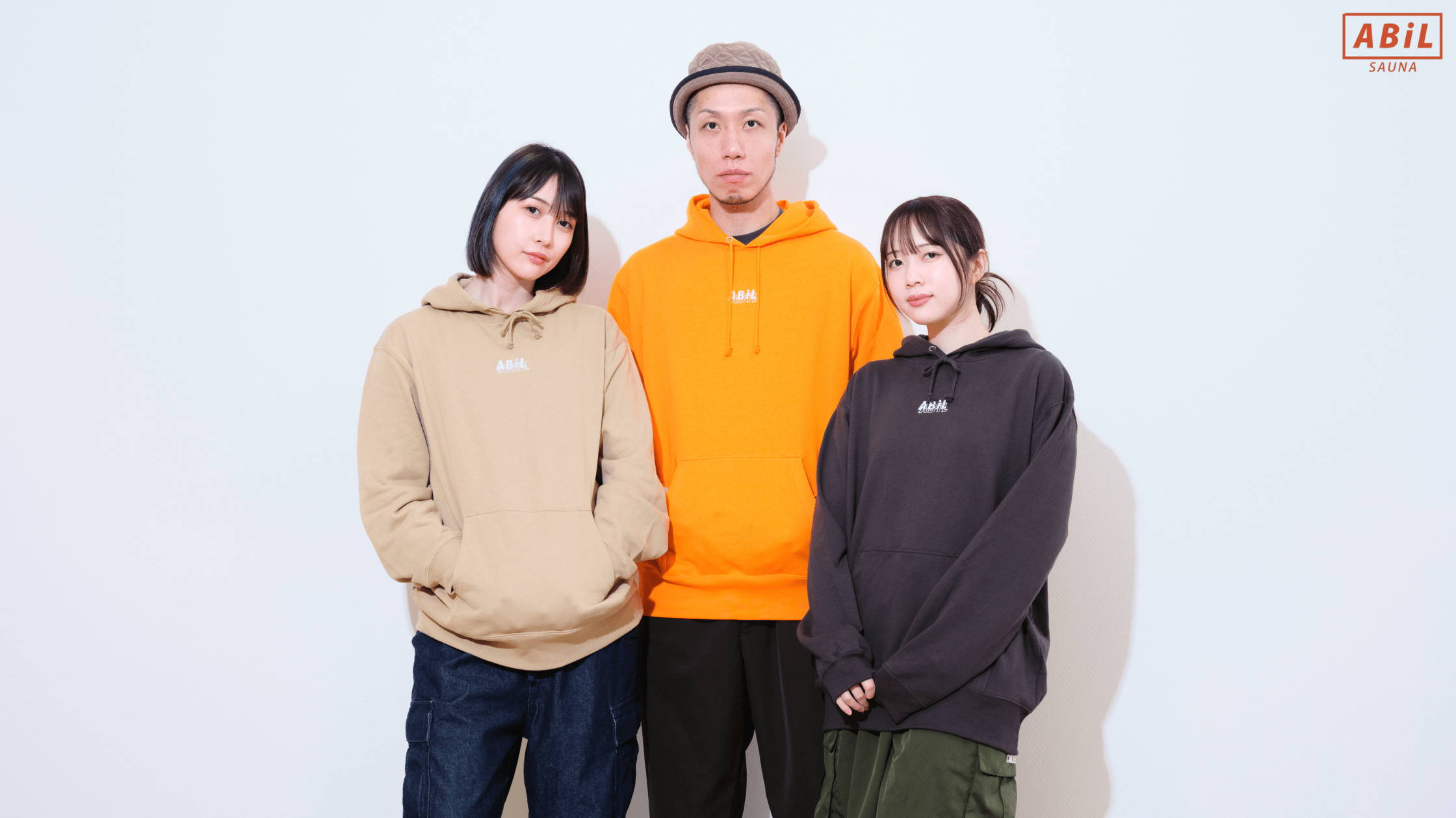 男女どちらにもマッチする新作パーカーの着用イメージ
