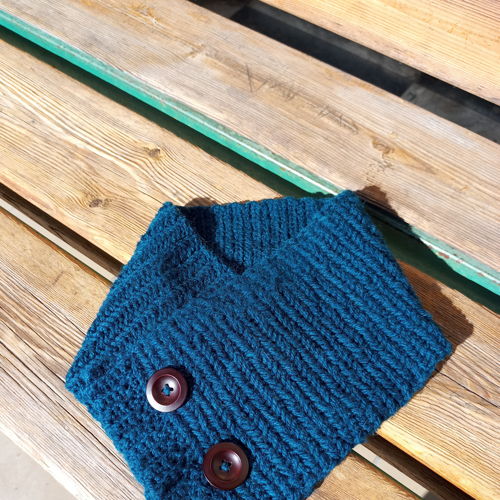 Cowl with buttons for men