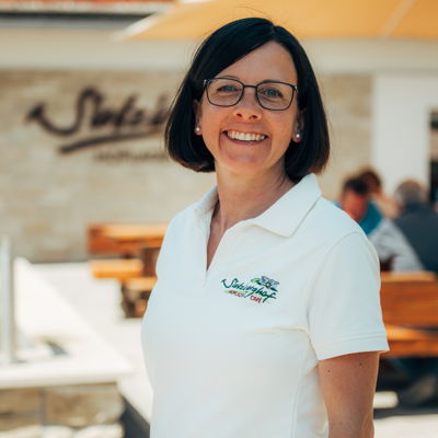 Steffi Kuch vor dem Sulzburghof