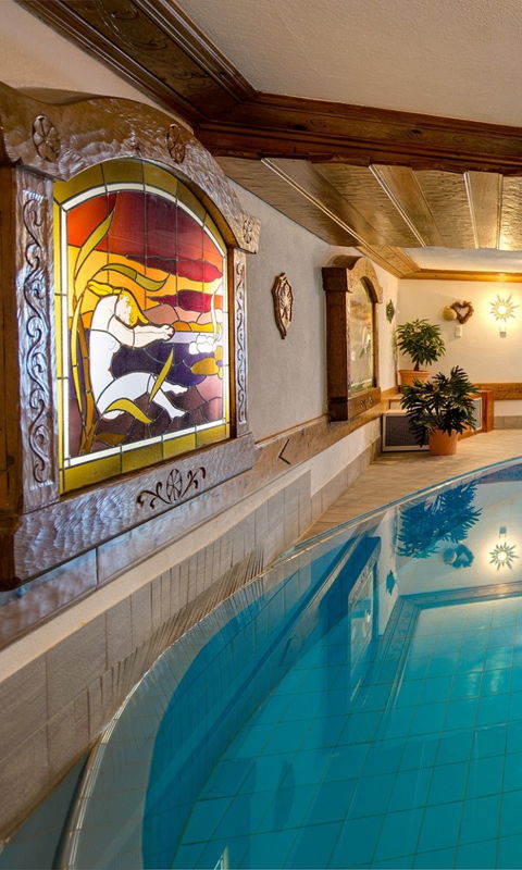 In den AlpenSonne Ferienwohnungen direkt im Haus das Hallenbad nutzen