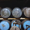 Chai traditionnel Dunnage Warehouse rempli de fûts de whisky en bois à la distillerie Talisker sur l'île de Skye dans les Hébrides intérieures d'Ecosse