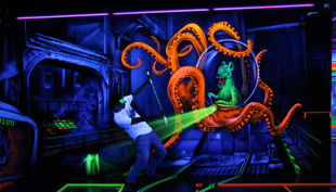 bester geburtstagde schwarzlichthelden mainz wandbild laser ufo