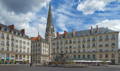 La Place Royale de Nantes avec des gens qui se promenent au milieu