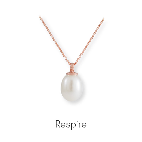 Pendentif avec une perle fixée sur coupole avec bélière. La perle de culture, de forme légèrement ovale, mesure 12 x 14 mm.