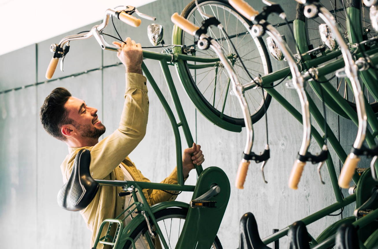 Un salarié profite de la flotte de vélo à disposition dans son entreprise
