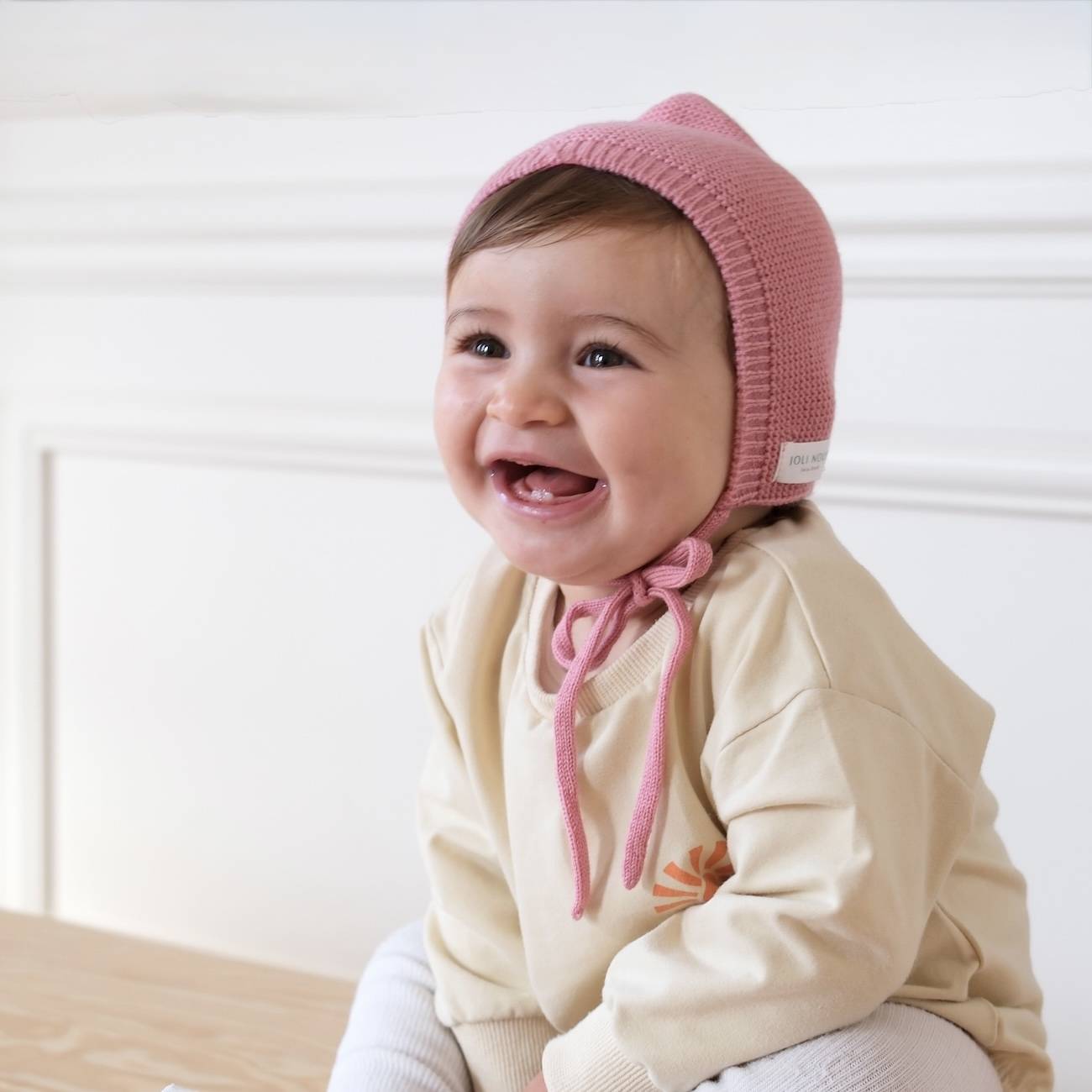 lange xl personnalisable broderie prénom bleu blanc ciel élégant de la marque suisse Joli Nous, un accessoire premium pour bébé, alliant design raffiné et qualité exceptionnelle