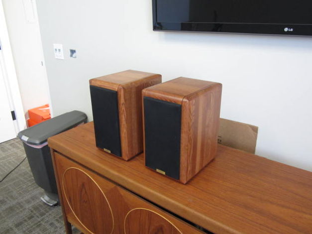 Opera Loudspeakers Duetto Limited Solid walnut, smoothe...