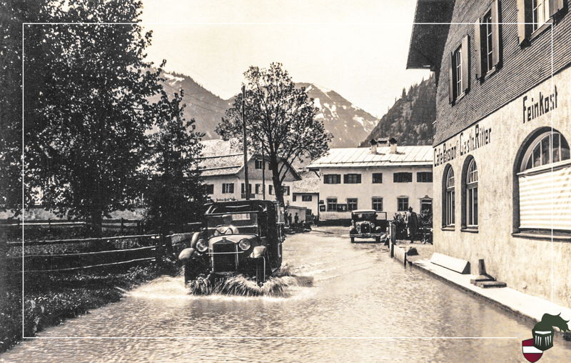 Geschichte beginnt oft direkt vor der eigenen Haustür. 📸

Dieses historische Foto zeigt die regelmäßige Überschwemmung des Ortskerns – aufgenommen lange bevor die heutige Wasserverbauung das Ortsbild prägte.

Es sind genau solche Aufnahmen, die den W