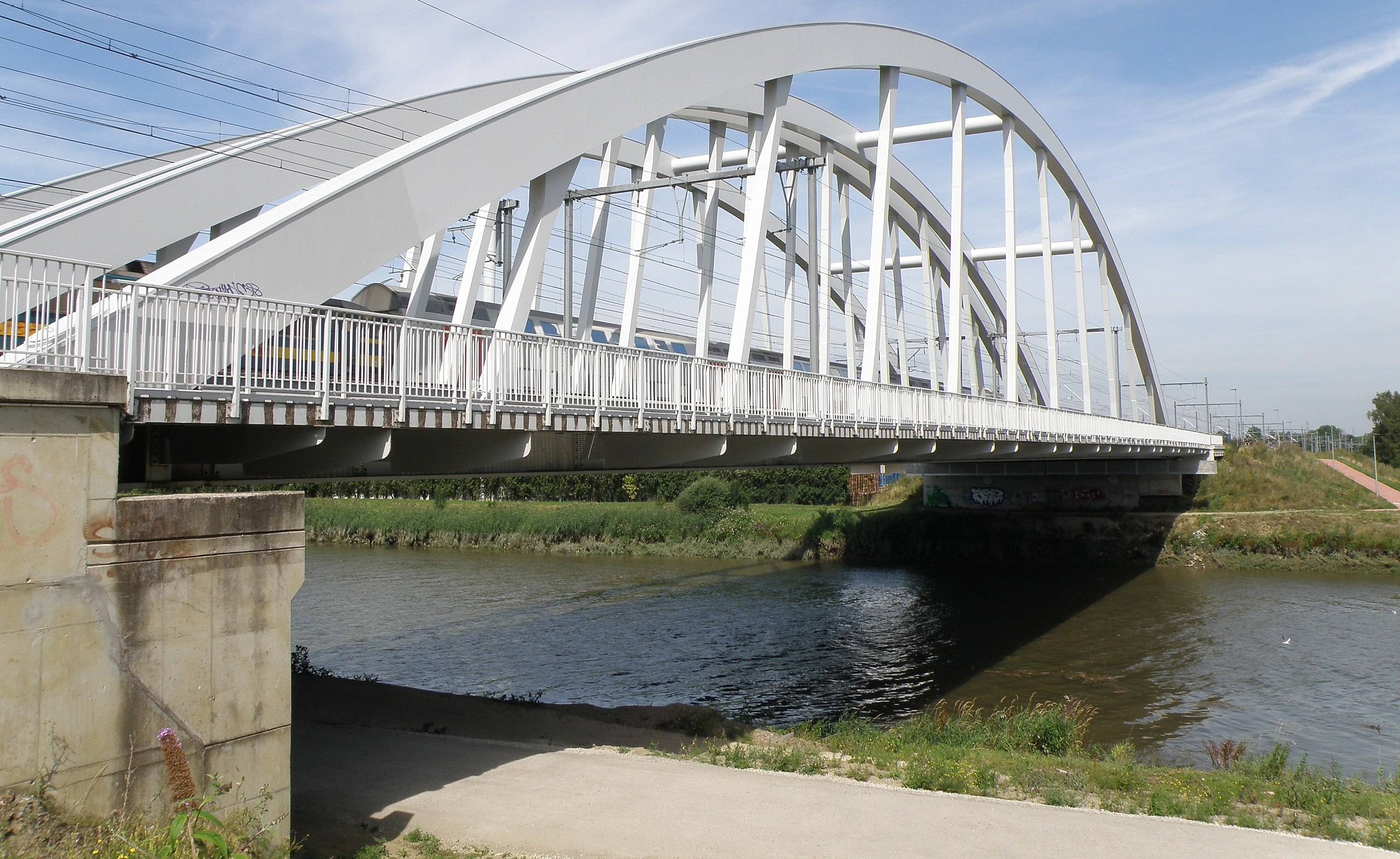 Pont ferroviaire au-dessus de la Nèthe à Duffel, le long de l'autoroute cyclable F1