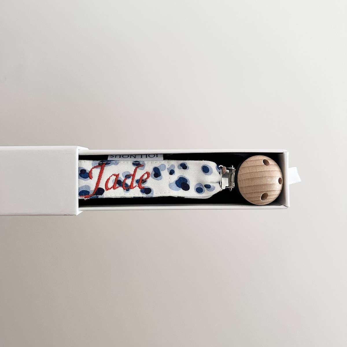 Attache-tétine pois bleus blanc personnalisables broderie élégant de la marque suisse 'Joli Nous', un accessoire premium pour bébé, alliant design raffiné et qualité exceptionnelle léopard