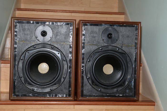 Linn Sara Speakers with Stands