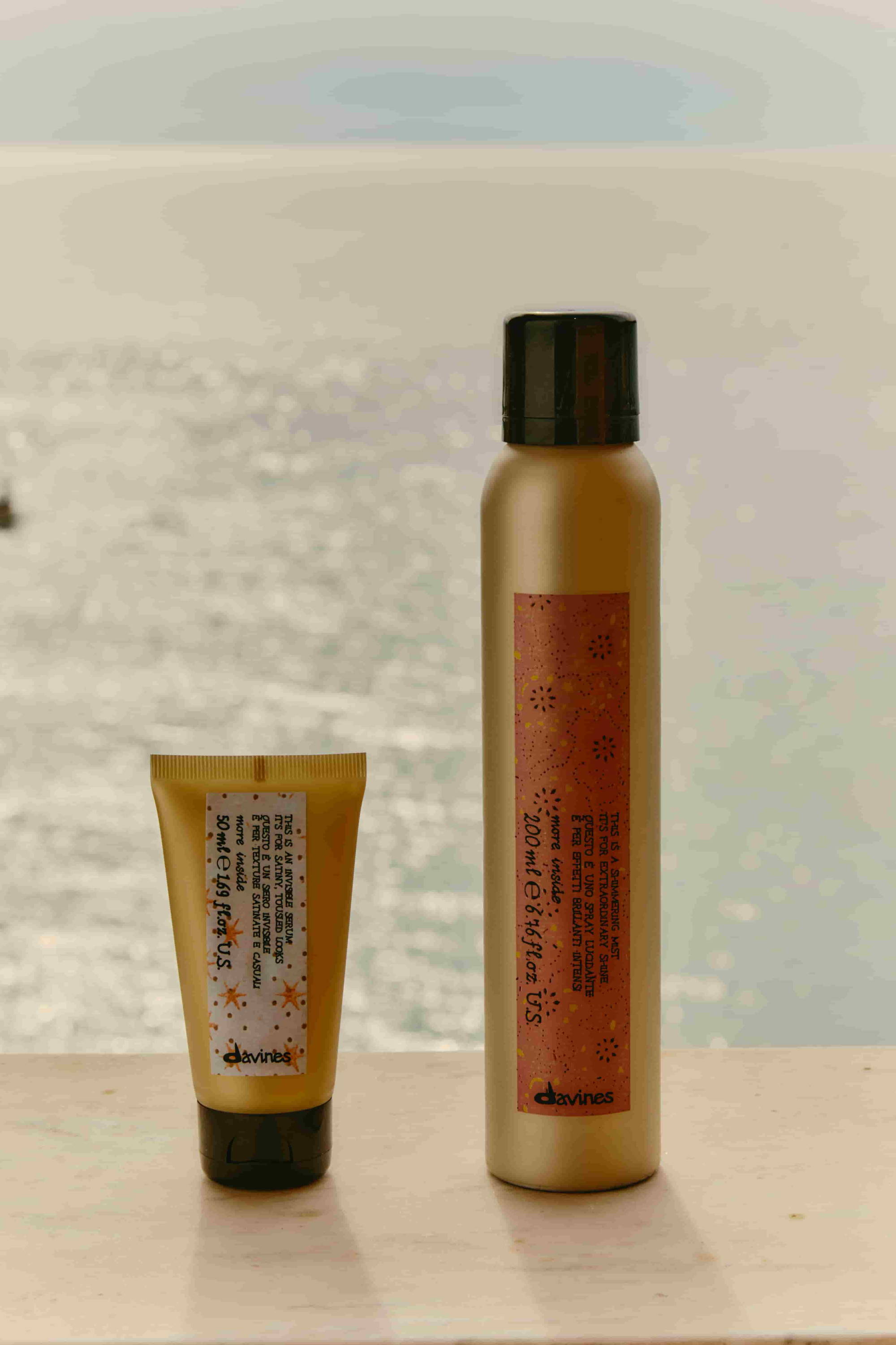 Vrouw met krullend haar verzorgd met Davines krullen verzorging