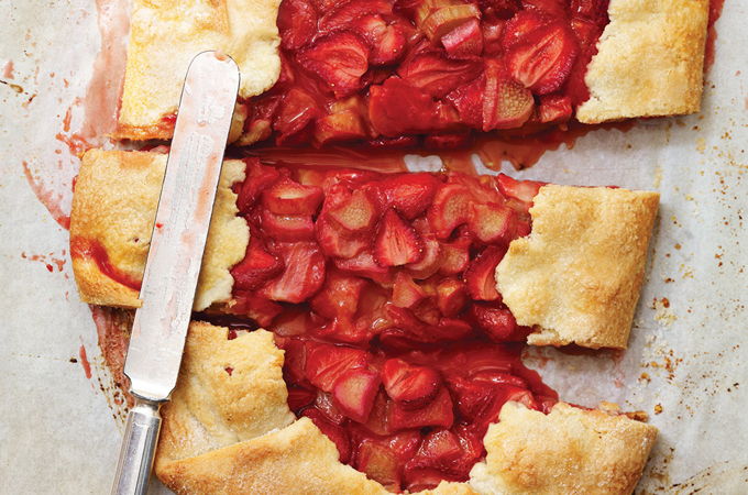 Tarte rustique fraises et rhubarbe