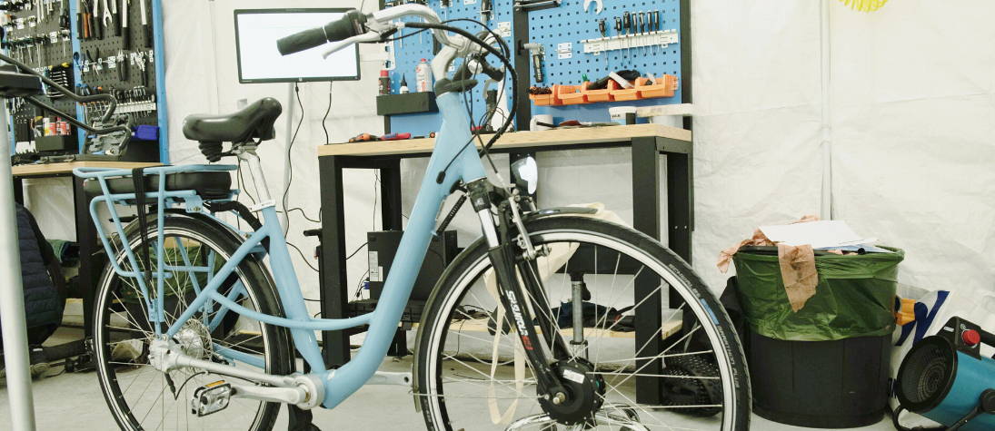 Vélo électrique en panne, dans un atelier de réparation.