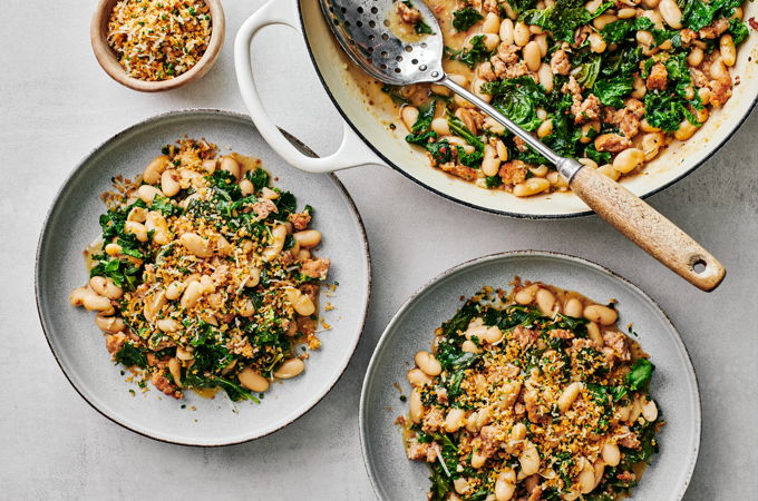 Casserole de saucisses, de haricots blancs et de kale
