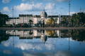 Bâtiments du centre de Nantes devant leur reflexion dans l'eau