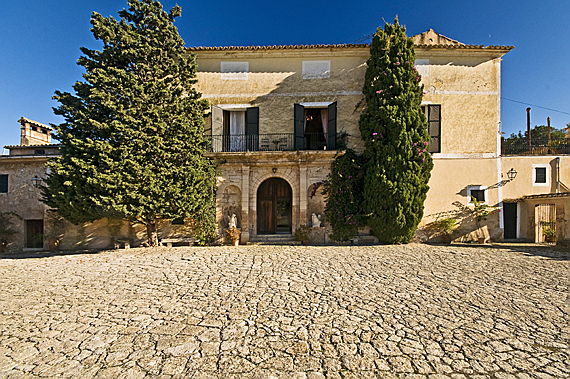  Balearic Islands
- Grand manor residence with antique oil mill in Santa Maria