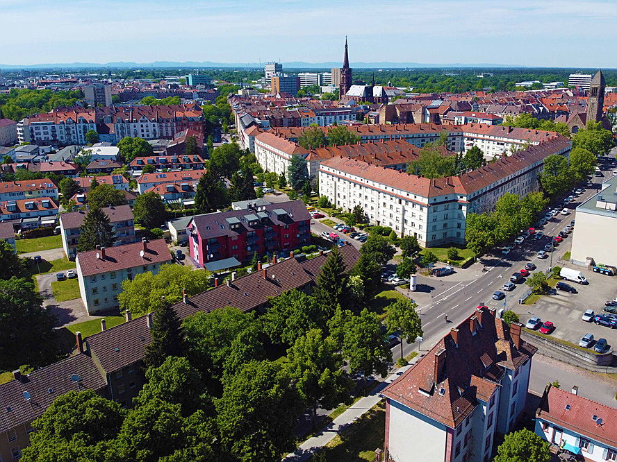  Karlsruhe
- Hier sehen Sie die Karlsruher Oststadt aus der Luft. Erfahren Sie mehr über den Kauf oder Verkauf eines Mehrfamilienhauses in Karlsruhe.