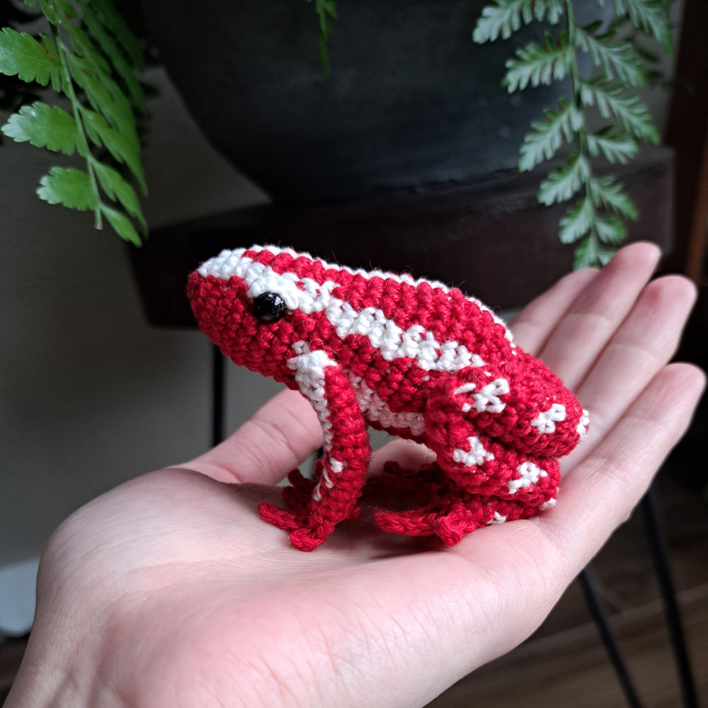 Phantasmal pijlgifkikker - realistisch amigurumi haakpatroon (PDF-download)