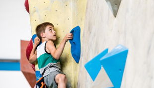 bester geburtstagde dynochrom kidscup junge klettert wand