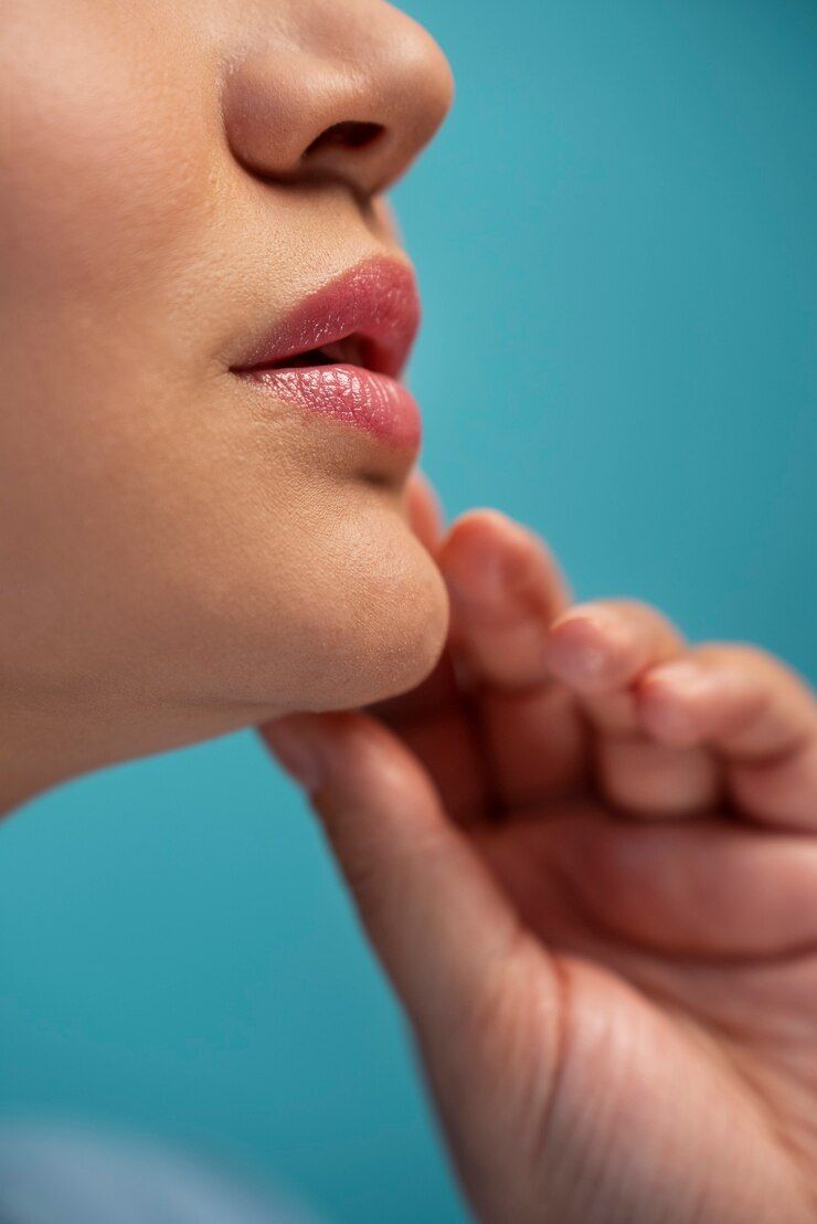 When a B2B customer is in the process of selecting a lip balm supplier, several crucial factors should be taken into consideration to ensure a strategic and successful partnership: