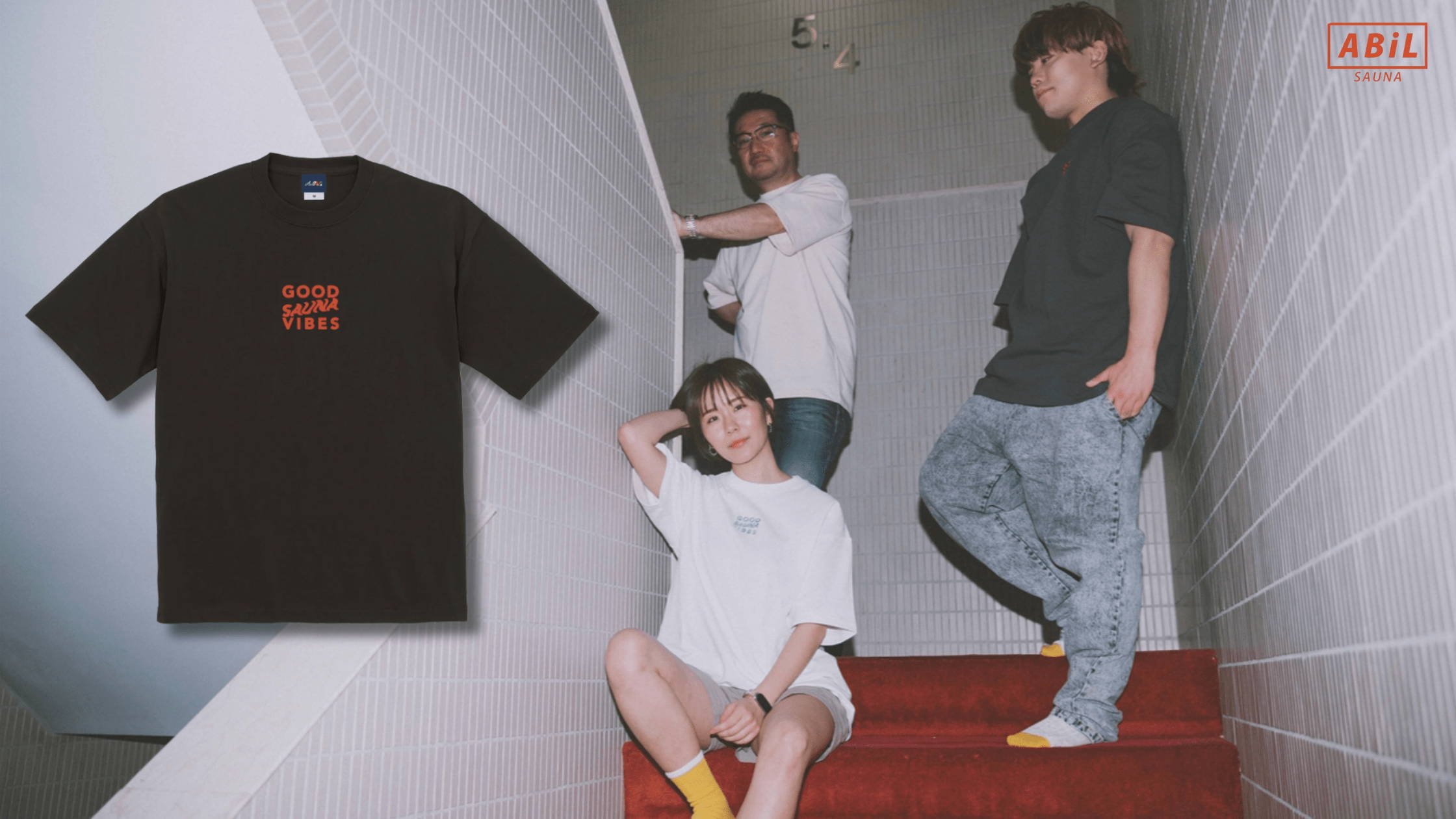 GOOD SAUNA VIBESロゴ入りTシャツを着る男性とGSVデザインのディテールアップ