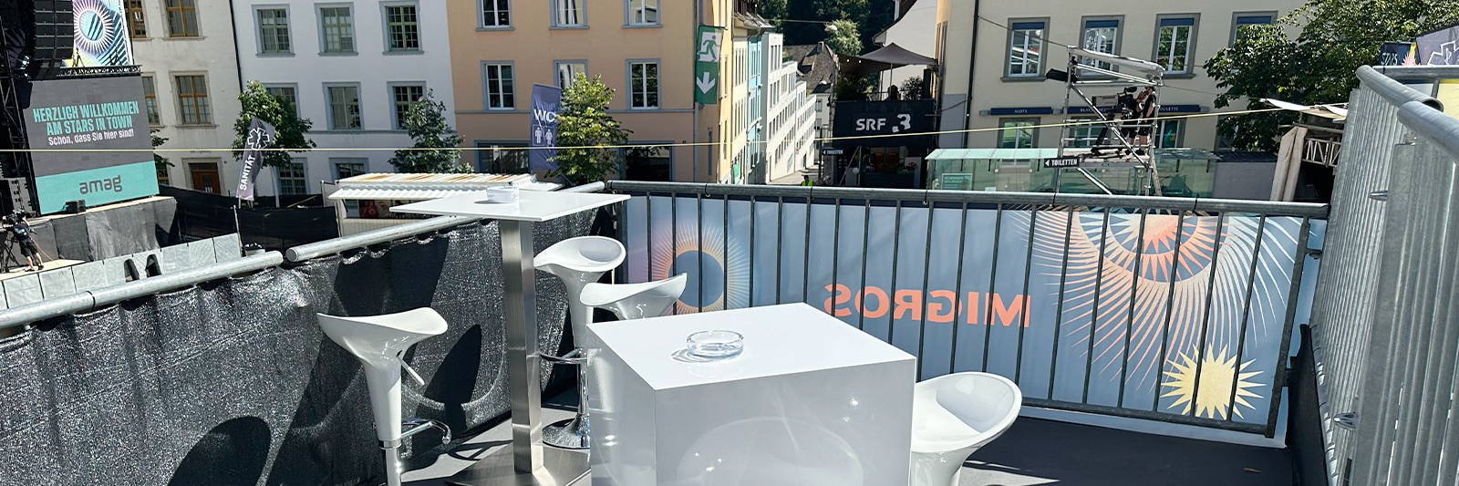Weisser Bistro Stehtisch mieten mit Lounge Mietmöbel