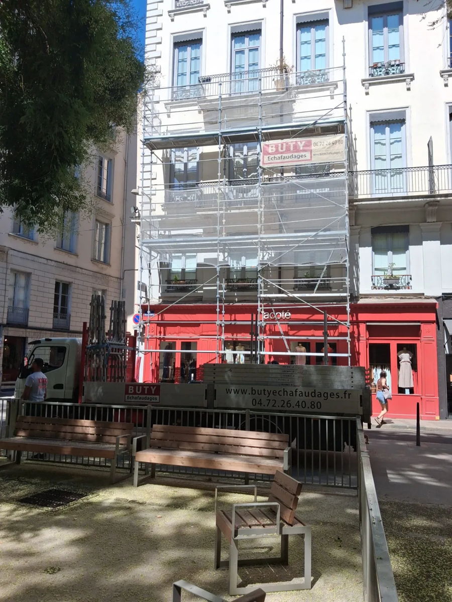 Échafaudage sur un immeuble de ville — photo 3