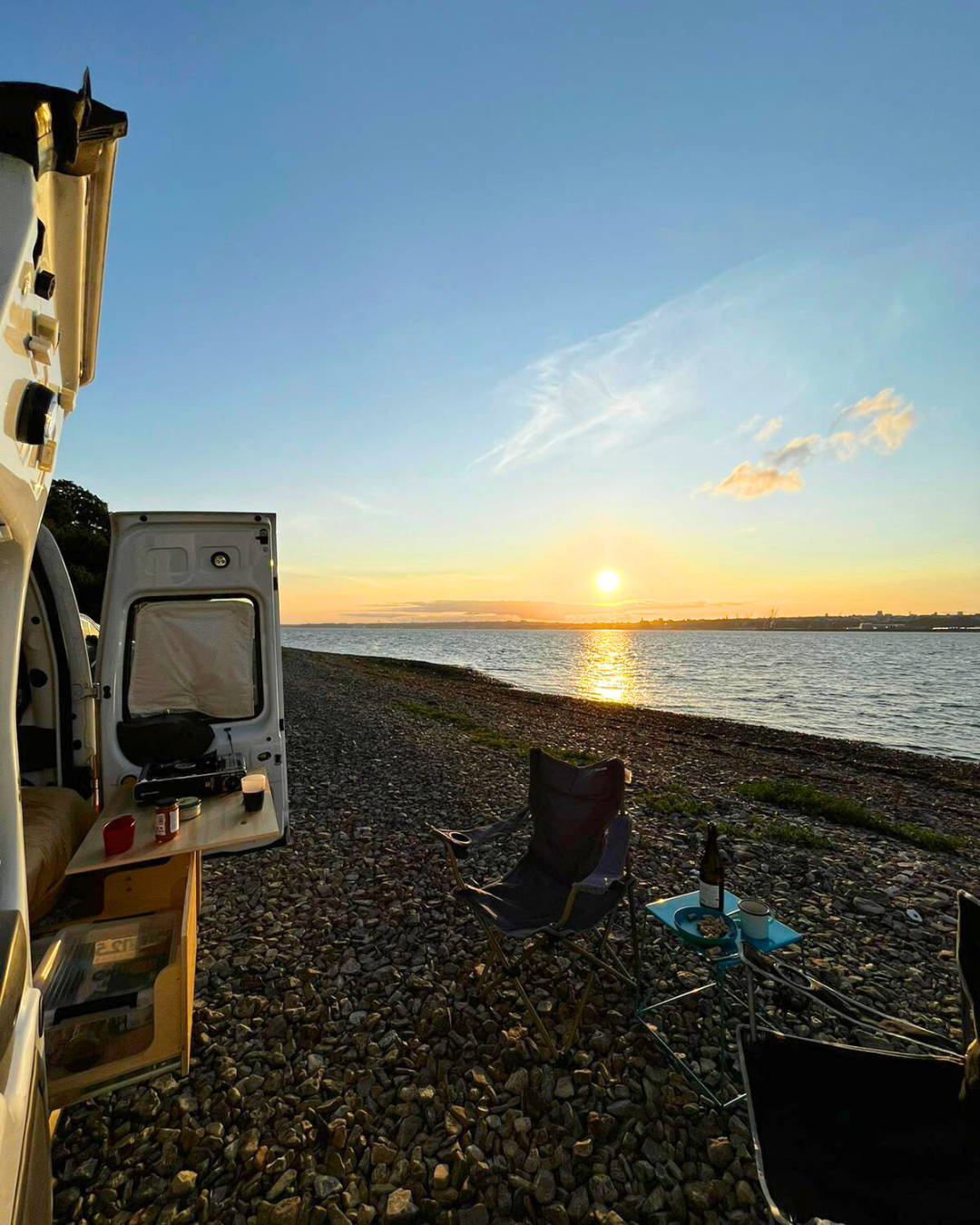 van-roadtrip-coucher-de-soleil-plage