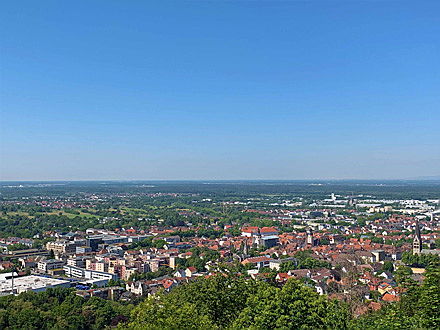  Karlsruhe
- Hier sehen Sie den Ausblick vom Bismarckturm auf Ettlingen.. Erfahren Sie mehr über den Kauf oder Verkauf eines Mehrfamilienhauses in Ettlingen.