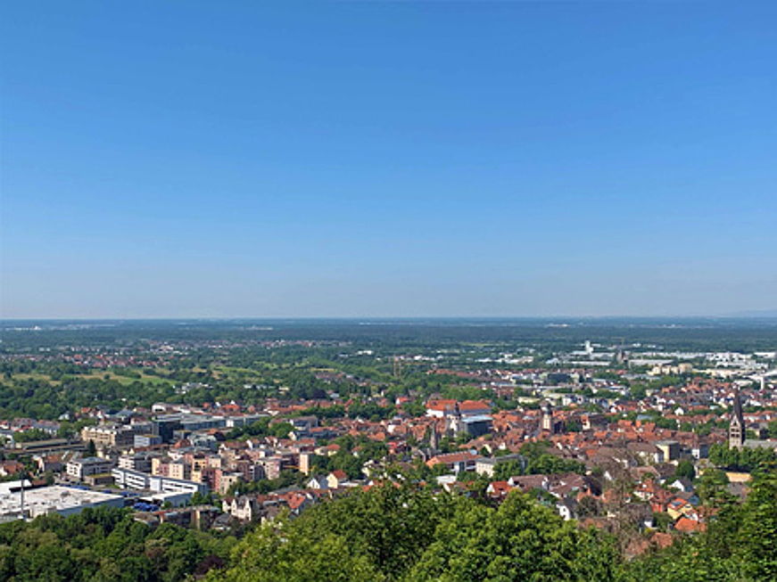  Karlsruhe
- Hier sehen Sie den Ausblick vom Bismarckturm auf Ettlingen.. Erfahren Sie mehr über den Kauf oder Verkauf eines Mehrfamilienhauses in Ettlingen.