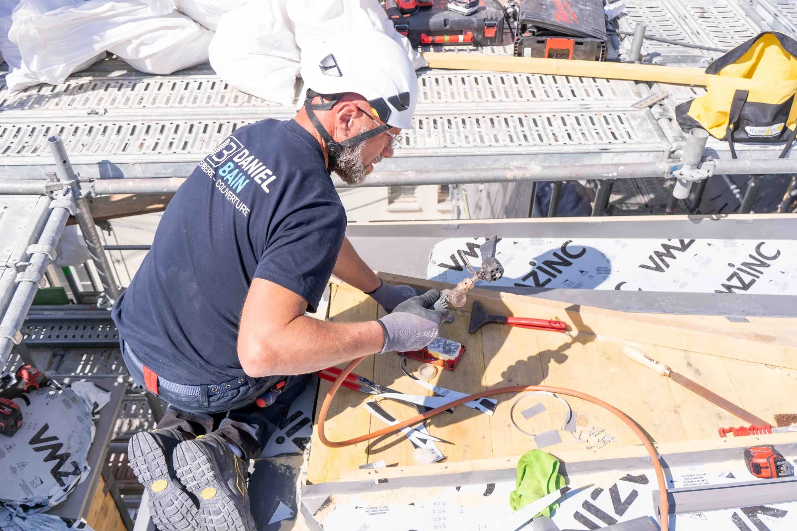 Façonnage du zinc sur le chantier à Paris