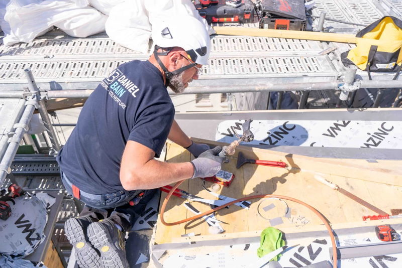 Façonnage du zinc sur le chantier à Paris