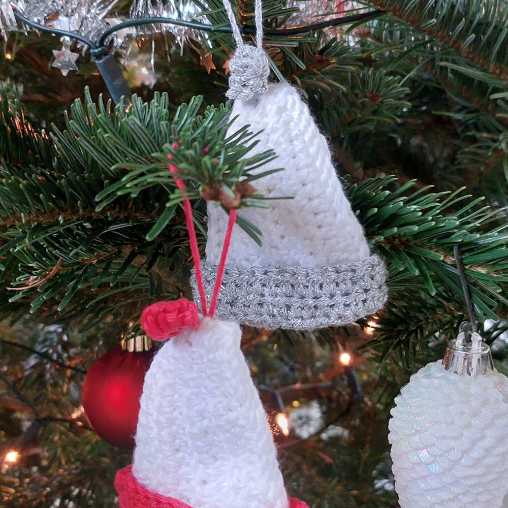 Weihnachtsmütze als Dekoration für den Weihnachtsbaum