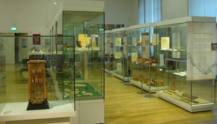 aegyptisches museum vitrinen